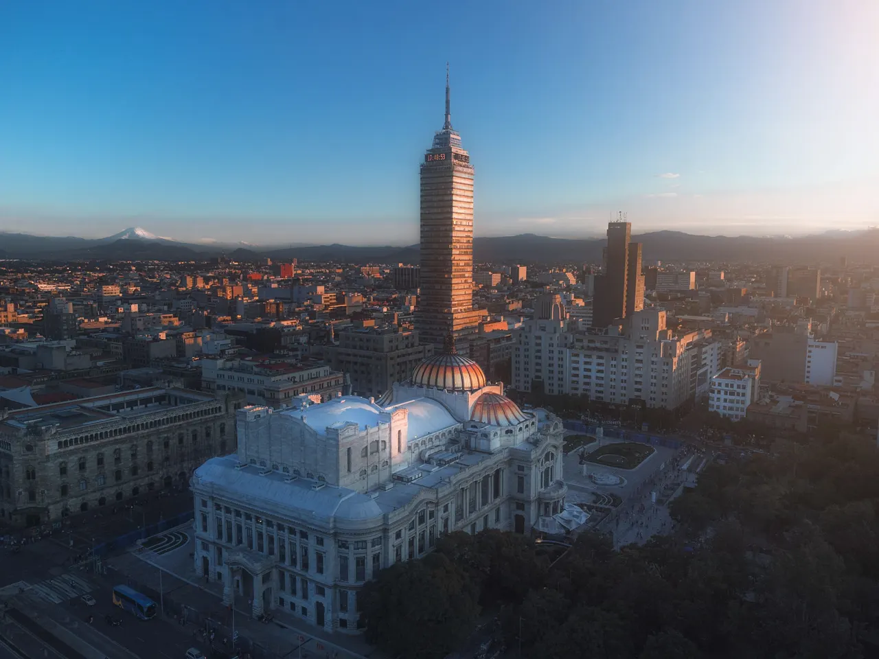 Kota Meksiko saat matahari terbenam: Torre Latinoamericana dan kubah Palacio de Bellas Artes